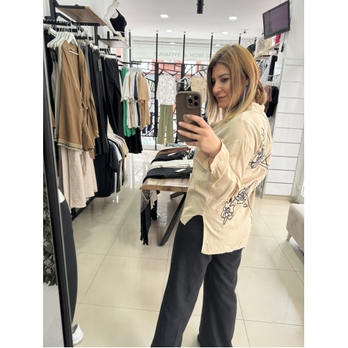 Cebi ve Sirti İşlemeli Gömlek Bej Cebi ve Sirti İşlemeli Gömlek Bej