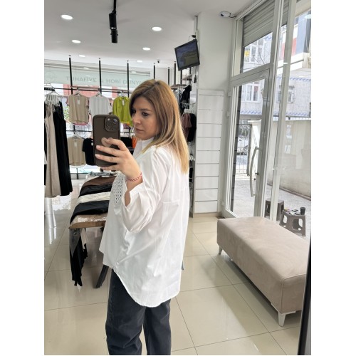 Cepleri Zımba Detaylı Gömlek Beyaz Cepleri Zımba Detaylı Gömlek Beyaz
